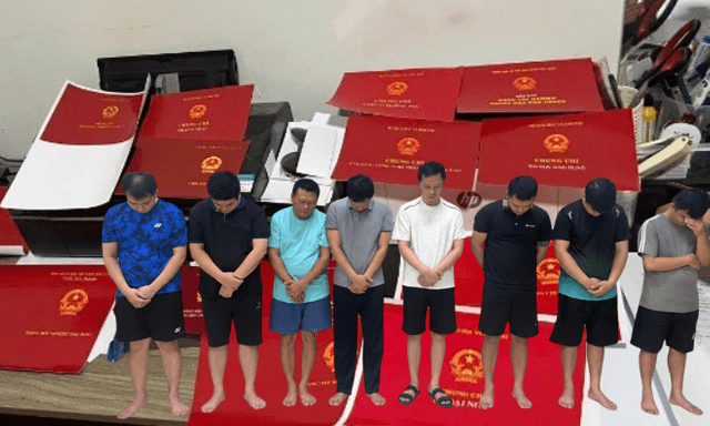 60 cán bộ, chiến sĩ đồng loạt khám xét tại 4 tỉnh thành, phá chuyên án đặc biệt lớn, bắt 'đầu sỏ' Hoàng Văn Đạt SN 1993