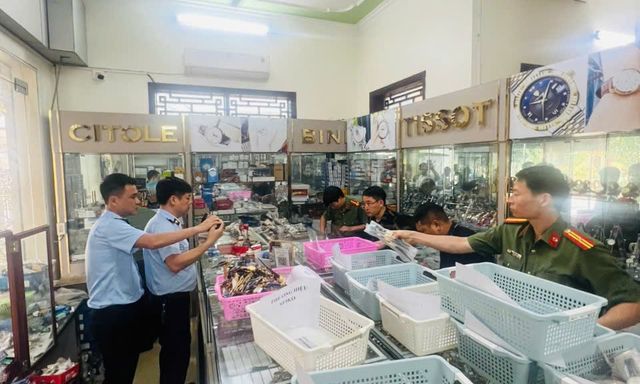  Kiểm tra cửa hàng đồng hồ, công an khởi tố ông chủ Phạm Văn Đương 64 tuổi