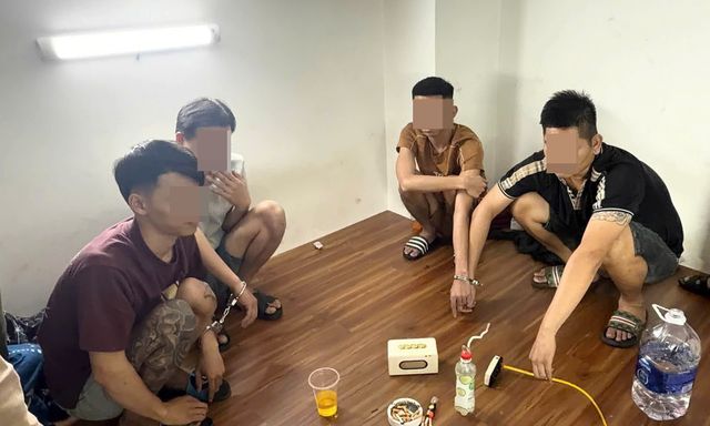 Kiểm tra phòng trọ lúc 23 giờ, công an bắt quả tang 2 đối tượng
