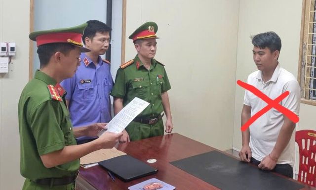 Khởi tố Lý Văn Cương SN 1995 - đối tượng lao ô tô lên vỉa hè để chạy công an 