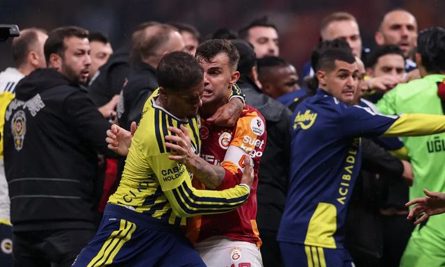 Hai đại gia Thổ Nhĩ Kì lao vào ẩu đả sau trận derby 