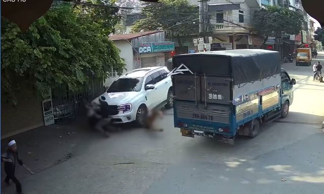 Hà Nội: Ô tô nghi mất lái đâm vào đoàn người đi dự đám tang, 1 người chết, nhiều người bị thương