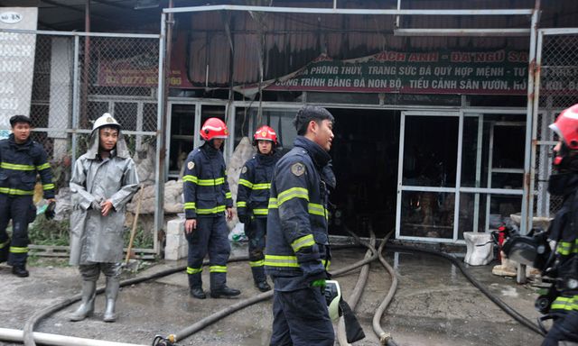 Hà Nội: Cháy nhà trong ngõ cạnh nghĩa trang, hàng chục xe cứu hỏa đến hiện trường