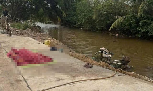 Xót xa cảnh người phụ nữ đi xe đạp rơi xuống sông tử vong ở Ninh Bình
