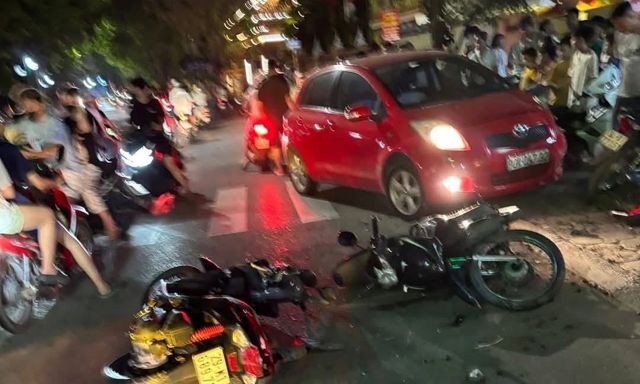 Hà Nội: Nghi vấn tài xế ô tô say xỉn tông hoàng loạt xe máy, xe và người nằm la liệt