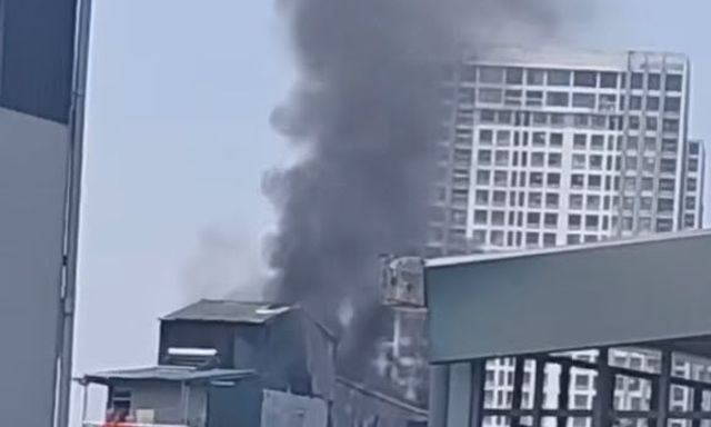 Hà Nội: Cháy nhà cao tầng trong ngõ Triều Khúc, nhiều người bỏ chạy ra ngoài