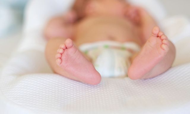 Bé trai 6 tuổi ở Pháp tự ý vào phòng bệnh, ném bé gái sơ sinh xuống đất tử vong vì “tưởng là búp bê”