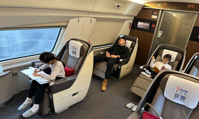 Nhìn bức ảnh chụp trong khoang riêng tàu cao tốc, tôi hiểu vì sao sự nghèo khó hiếm khi chạm tới con cháu nhà giàu