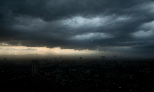 Cảnh báo mưa dông, lốc sét và gió giật mạnh ở Hà Nội chiều nay: Người dân đi xem hợp luyện diễu binh, diễu hành A80 đặc biệt chú ý