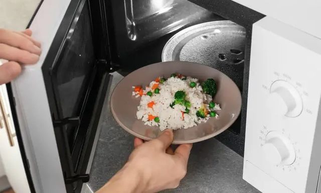 Nhắc nhở lần cuối: 4 kiểu dùng lò vi sóng như 