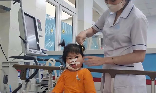 Xót xa bé gái mắc bệnh não bị mẹ bỏ rơi, lớn lên trên giường bệnh trong vòng tay yêu thương của 24 y bác sĩ