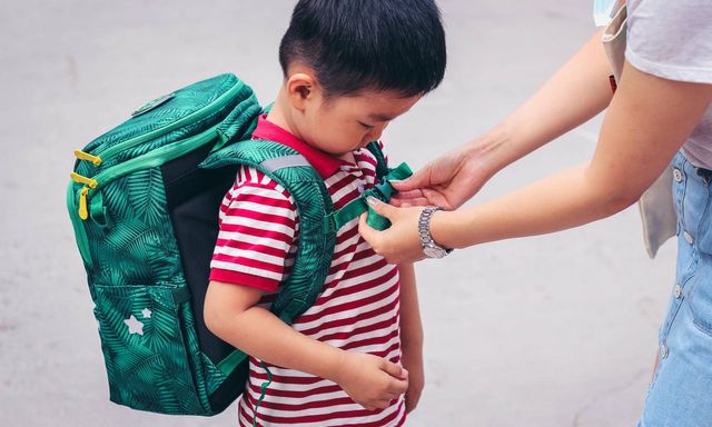 Giáo viên chủ nhiệm 20 năm nói thẳng: Nhìn cặp một đứa trẻ, tôi có thể đoán được tương lai của em này như thế nào