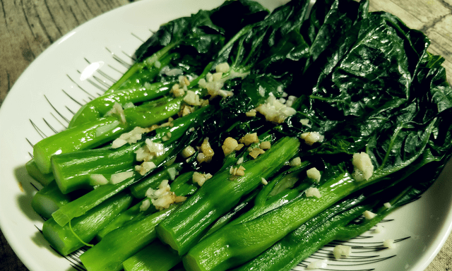 Ăn 1 loại rau thường xuyên, người phụ nữ 60 tuổi ung thư 10 năm không tái phát: Việt Nam bán đầy chợ, giá lại rẻ