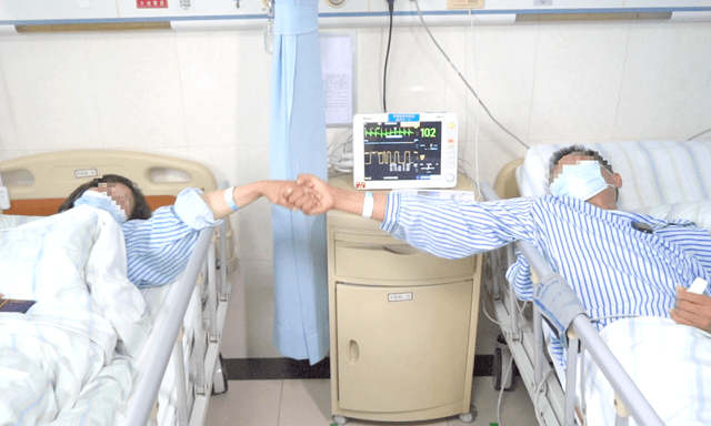 Cặp vợ chồng cùng nhận 