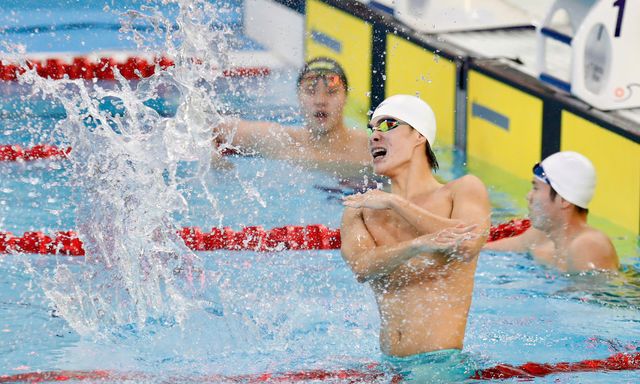 Ngắm trai 6 múi Trần Hưng Nguyên bơi 