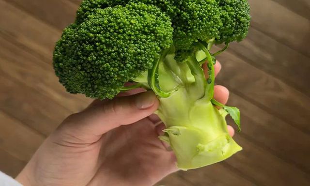 Đến giờ tôi mới biết 2 thứ này trên bông cải xanh chống ung thư gấp 100 lần phần bông! 