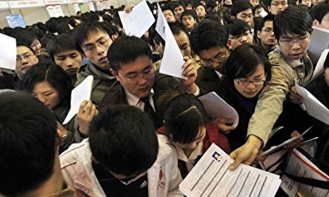 Nam nhân viên bị sa thải đúng ngày sinh nhật, nộp cả trăm CV không ai ngó tới: Chỉ đổi 2 chi tiết trong hồ sơ, đời sang trang bất ngờ