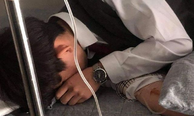 Ngực nam sinh 17 tuổi ngày càng to như thiếu nữ chỉ vì… trị mụn trứng cá sai cách