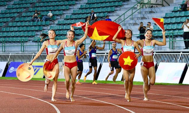 Tự hào 4 cô gái Việt Nam đội nón lá, giơ cao cờ tổ quốc trên đất Thái Lan mừng HCV SEA Games 