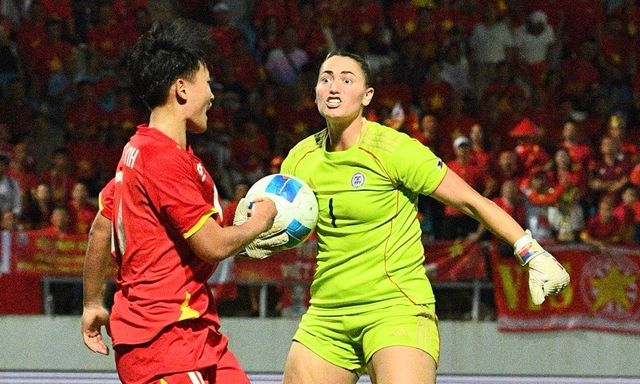 Xô xát: Thủ môn Philippines lao vào đẩy cầu thủ Việt Nam, trận chung kết SEA Games 