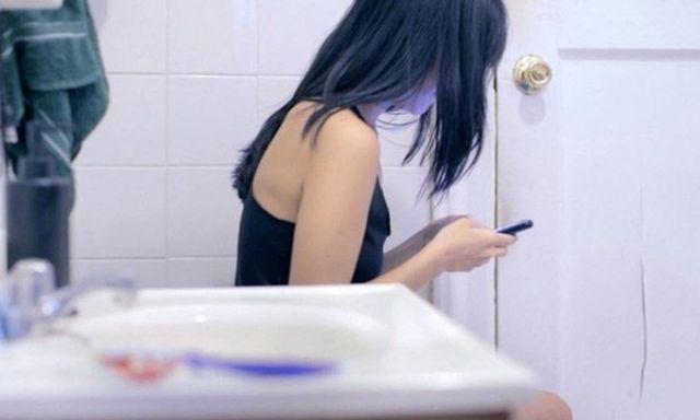 Cảnh báo khẩn cho ai còn đem điện thoại vào nhà vệ sinh
