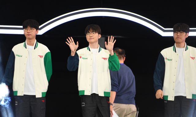 T1 chính thức xuất hiện trên sân khấu: Faker gây sốt với visual 