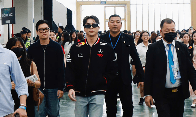 Bắt gặp SOOBIN đi đu idol, hóa fanboy chính hiệu đến gặp Faker và T1 tại Việt Nam! 