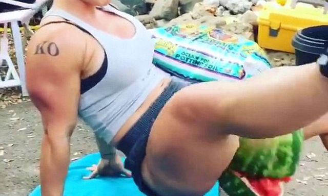 Cô gái sở hữu cặp đùi “khỏe nhất hành tinh”, kẹp nát quả dưa hấu khiến làng thể hình choáng váng