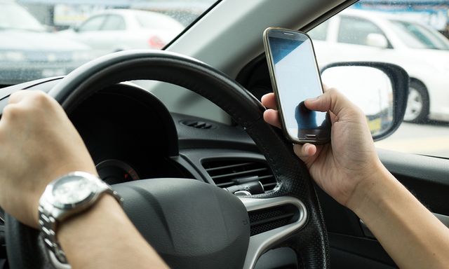 Cấm tuyệt đối cầm điện thoại khi lái xe: Không cần nhắn tin, chỉ cần trên tay là bị phạt