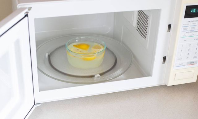 90% người chưa biết bí quyết làm sạch lò vi sóng chỉ với 1 trái chanh 