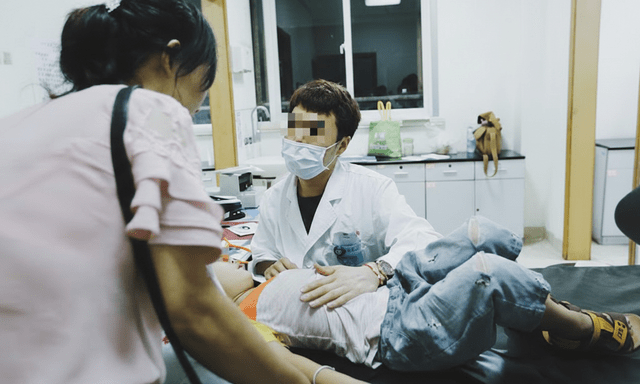 Bé lớp 2 suy thận cấp sau khi bị mẹ… đánh vào chỗ này vì lười làm bài tập về nhà