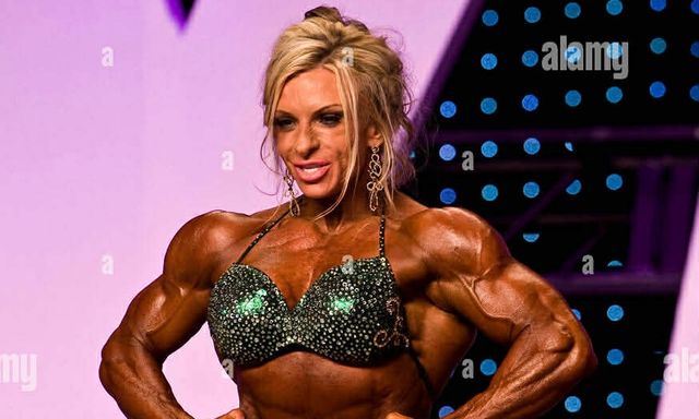 Nữ “quái vật thể hình” bắp tay nổi khối như thép, xuất hiện là khiến dân tình nín thở 