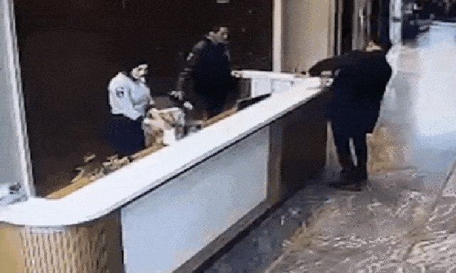 Gói bưu kiện bí ẩn bất ngờ phát nổ khi đang mở, camera ghi lại cảnh tượng kinh hoàng