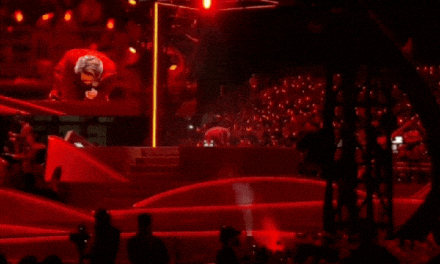 Khoảnh khắc Hà Anh Tuấn quỳ gục trên sân khấu