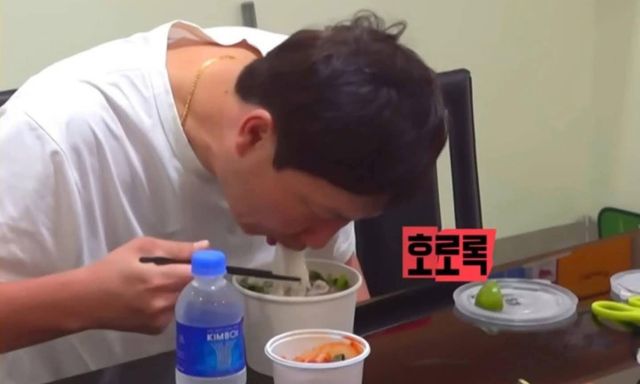 HLV Kim Sang-sik ăn sáng với Phở kèm kim chi