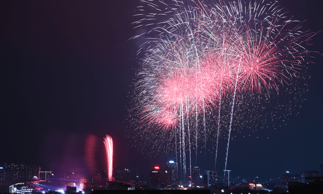 Tối 21/1, người dân Hà Nội háo hức ngắm nhìn màn trình diễn pháo hoa tổng duyệt cực mãn nhãn tại sân vận động Mỹ Đình