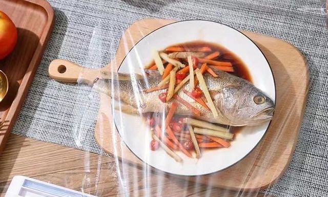 Phát hiện cơ sở sản xuất màng bọc thực phẩm giả chứa chất cấm DEHA ở Hà Nội: Thứ nhà bạn đang dùng có đặc điểm này không?