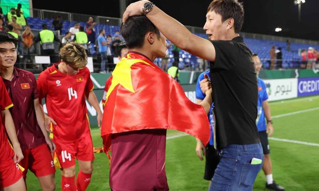 Cái xoa đầu ấm áp của HLV Kim Sang-sik dành cho Quốc Việt 