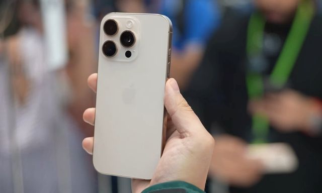 iPhone 16 Pro Max giảm giá mạnh đầu năm 2026 