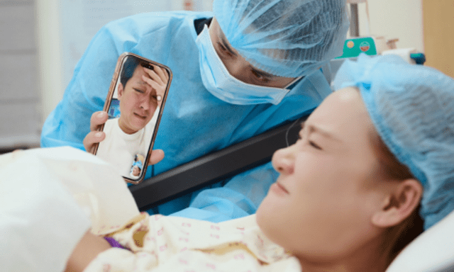 Nhã Phương sinh con lần 3, Trường Giang khóc nấc nhìn vợ qua điện thoại