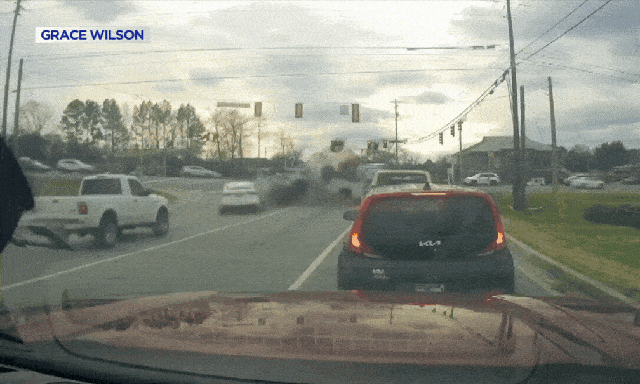 Clip: Cụ bà 83 tuổi đạp nhầm chân ga, lao xe vào loạt ô tô đang dừng đèn đỏ