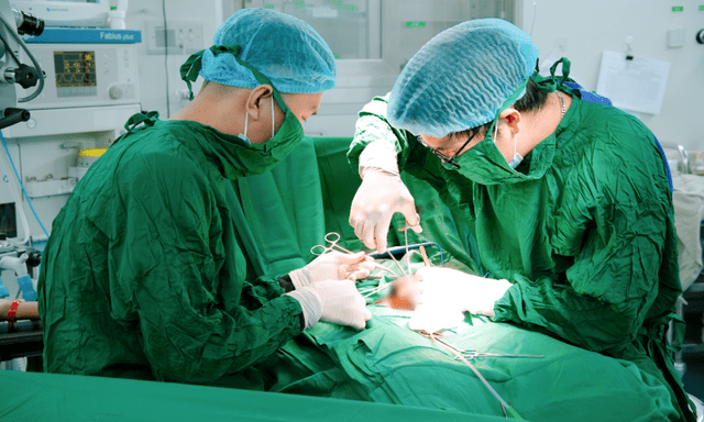 14 tuổi đã phải cắt bỏ một bên tinh hoàn, bác sĩ nhắc bố mẹ đưa con đi khám ngay khi thấy dấu hiệu này vào mùa đông