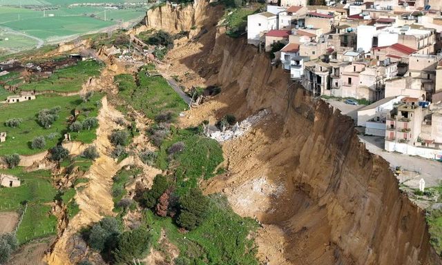 Hình ảnh gây sốc ở Ý: Hàng loạt nhà của lơ lửng trên vách đá, hơn 1.500 người dân được sơ tán sau mưa bão