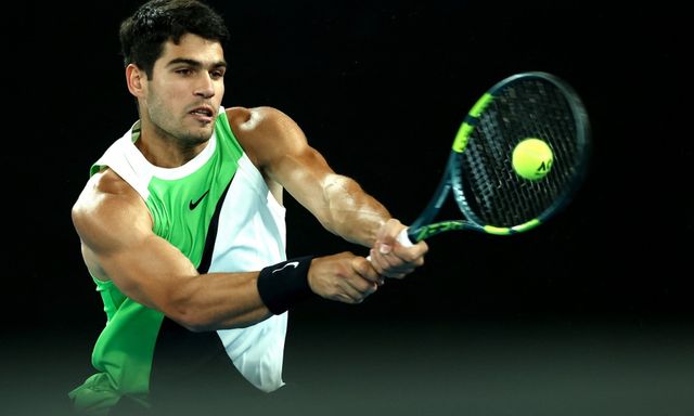 Carlos Alcaraz đánh bại huyền thoại Novak Djokovic để lên vô địch Australian Open 2026