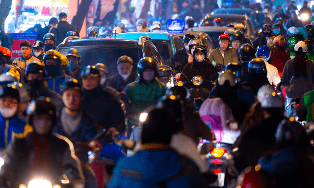 Hà Nội cận Tết: Mắc kẹt giữa dòng xe, một giờ đồng hồ vẫn chưa thoát nổi