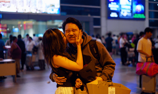 27 tiếng bay chỉ để ôm nhau một cái: Sân bay Tân Sơn Nhất nghẹn ngào ngày đón người thân về ăn Tết