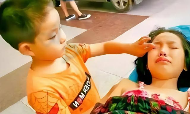  Em trai 7 tuổi đẩy cáng đưa chị gái 11 tuổi đi cấp cứu: 