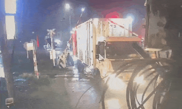 Camera ghi lại khoảnh khắc kinh hoàng trong vụ tai nạn tàu hỏa tối mùng 9 Tết ở Hà Nội