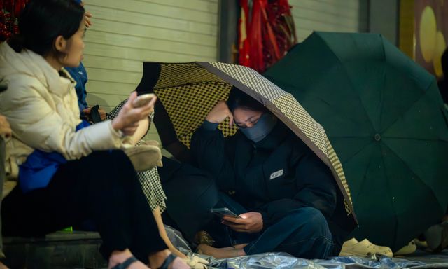 Cảnh tượng lạ trên phố Cầu Giấy vào đúng 0h ngày Vía Thần Tài