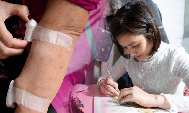 Có một xóm ở Hà Nội, nơi phụ nữ đếm thời gian bằng những ca lọc máu